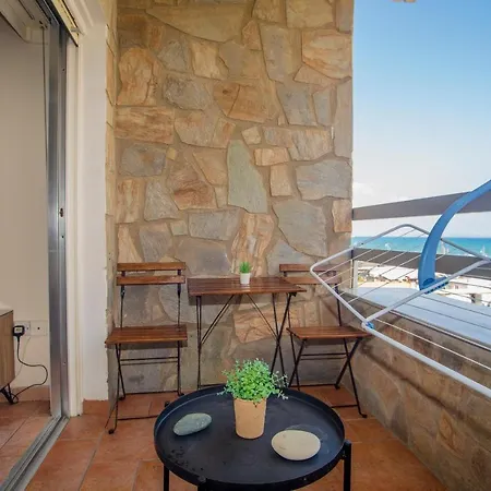 Central, By Sea, Seaview, Renovated 1 Bedroom Flat Apartmán Larnaca