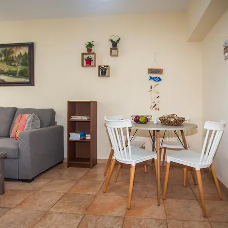 Apartment Central, By Sea, Seaview, Renovated 1 Bedroom Flat *